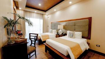 Habitación Premium, 2 camas matrimoniales, para no fumadores, vista a la alberca | Ropa de cama de alta calidad, camas con pillow-top y minibar