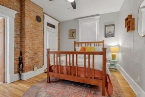 10 habitaciones, escritorio, tabla de planchar con plancha y wifi 