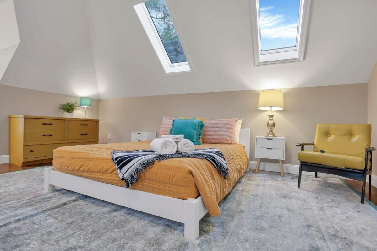 2 bedrooms, desk, iron/ironing board, WiFi