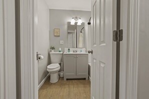 Shower, hair dryer, towels - Bright and Breezy Gahanna Ranch 10min to INTEL (Columbus)