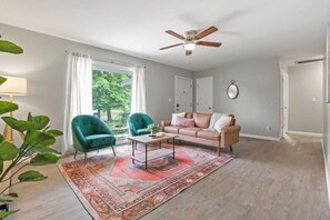 TV - Bright and Breezy Gahanna Ranch 10min to INTEL (Columbus)