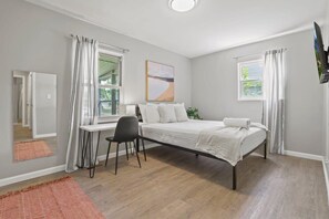 3 habitaciones, tabla de planchar con plancha, wifi y ropa de cama 