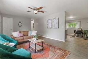 TV - Bright and Breezy Gahanna Ranch 10min to INTEL (Columbus)