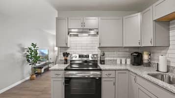 Een koelkast, een microgolfoven, een oven, een kookplaat