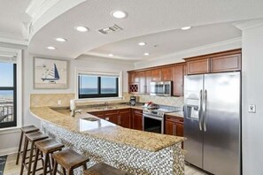 冷蔵庫、電子レンジ、オーブン、コンロ