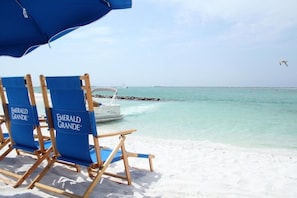 Sur la plage, chaise longue, serviettes de plage