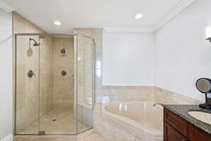 Dusche, Whirlpool, Haartrockner, Handtücher