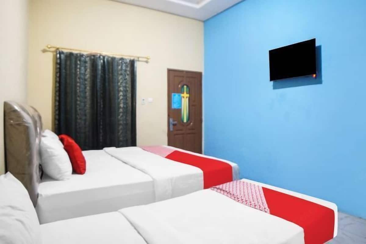 Laptop workspace, free WiFi, bed sheets