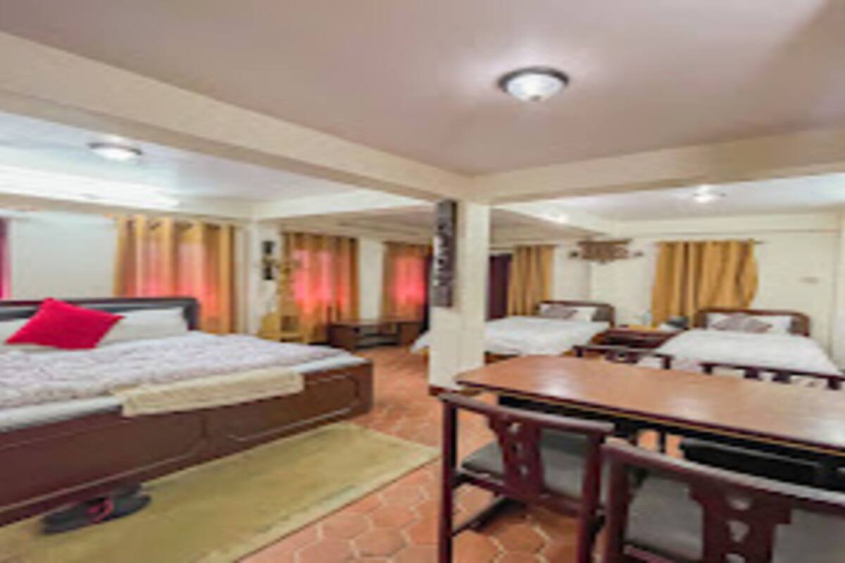 Une chambre d’hôtel avec un lit, un bureau et une chaise.