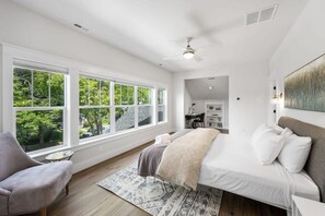 5 bedrooms, iron/ironing board, WiFi, bed sheets