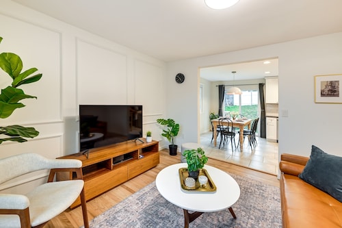 Walk to Shops & Dining: Glen Cove Apt w/ Yard!