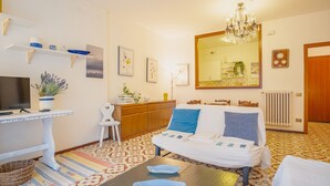 Un salon avec un canapé, une télévision et des objets de décoration.