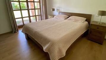 2 bedrooms, travel cot, free WiFi, bed sheets