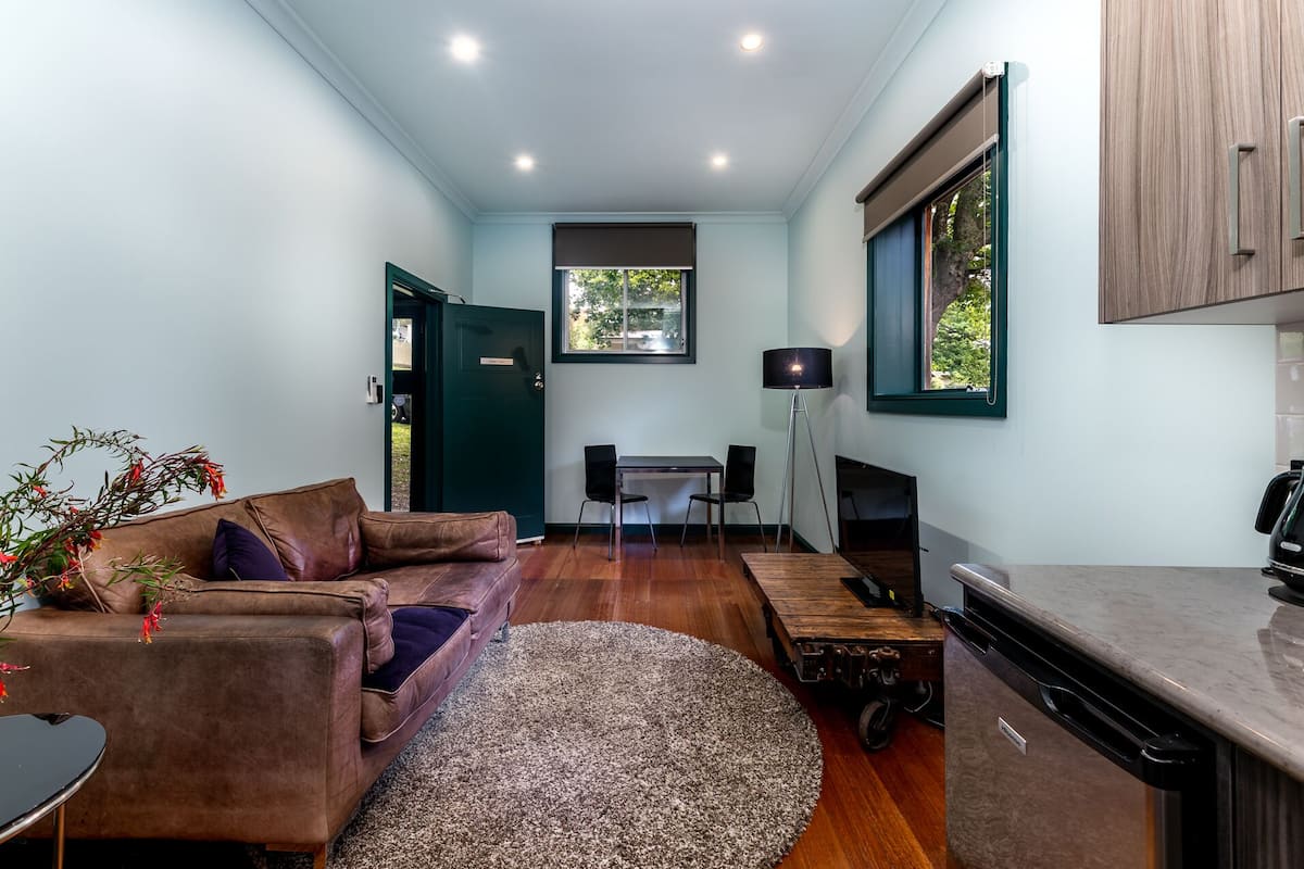 Under Oaks | Living area