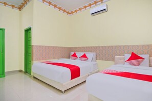Family Room | Desk, laptop workspace, free WiFi, bed sheets - OYO 2596 Homestay Hj. Suharti (Natar)