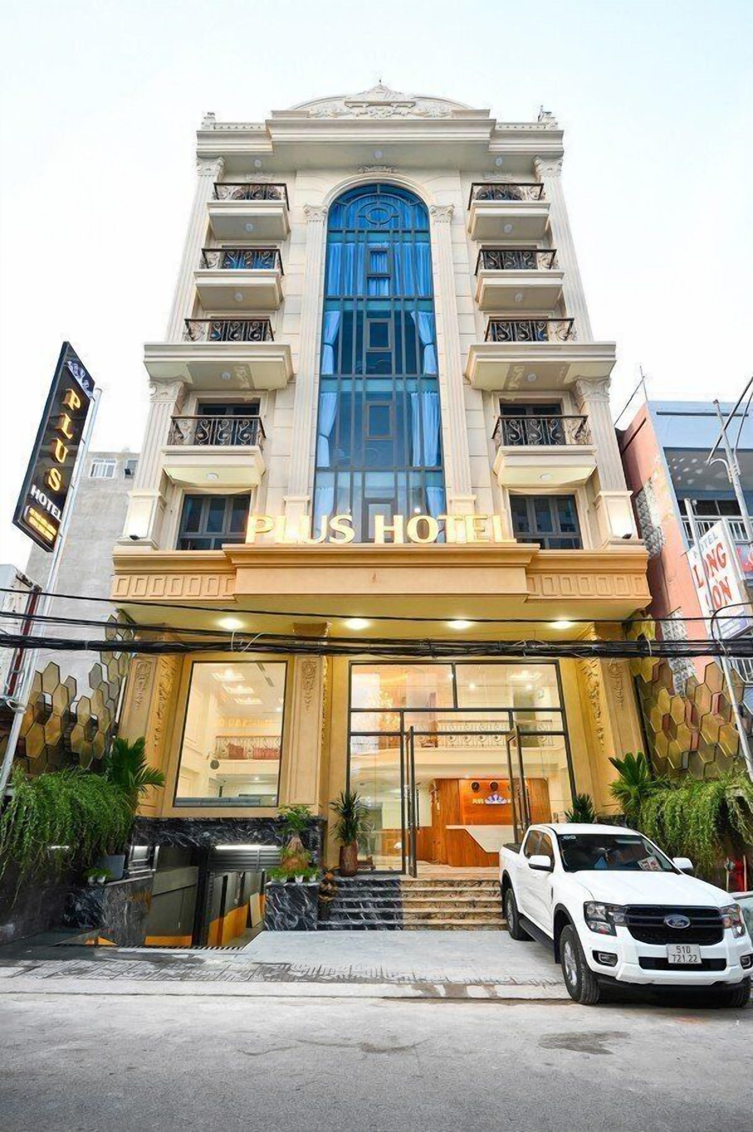 Vista frontal de la propiedad