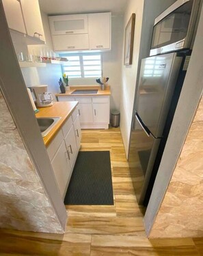 Fridge, microwave, stovetop, coffee/tea maker