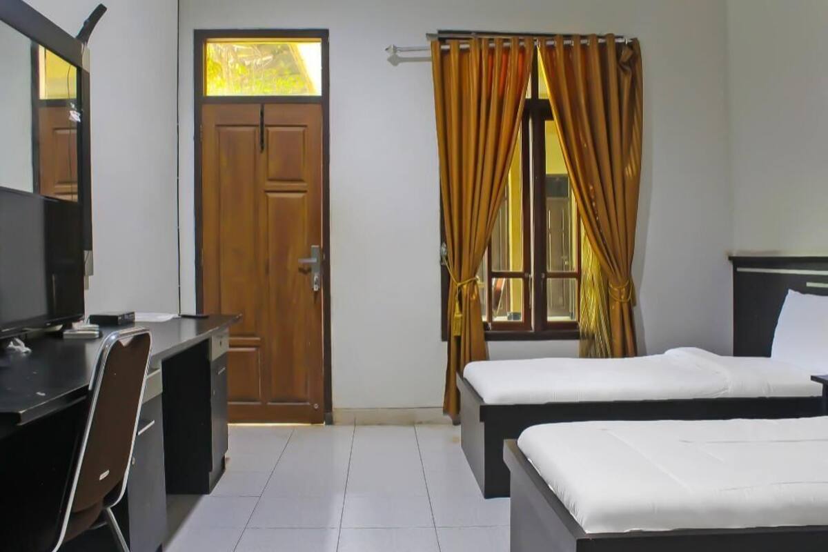 Desk, laptop workspace, free WiFi, bed sheets
