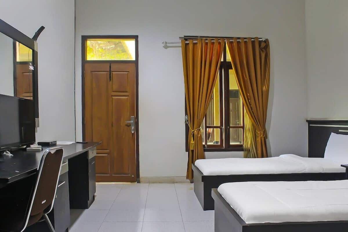 Desk, laptop workspace, WiFi (free), bed sheets