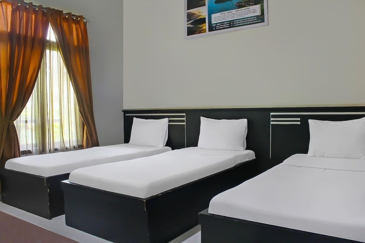 Desk, laptop workspace, WiFi (free), bed sheets
