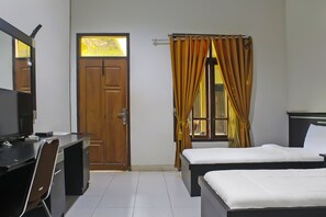 Deluxe Twin Room | Desk, laptop workspace, free WiFi, bed sheets