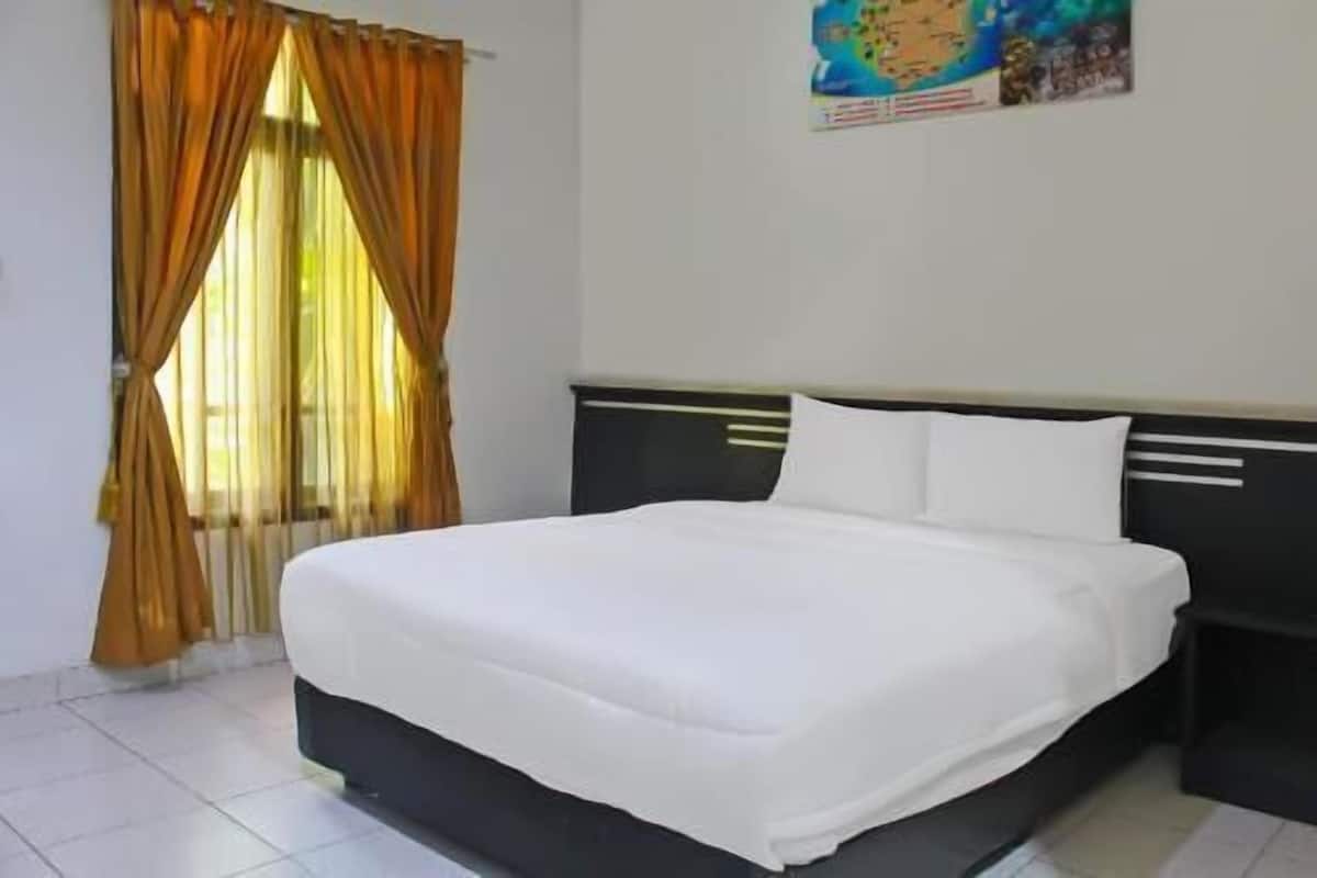 Desk, laptop workspace, free WiFi, bed sheets