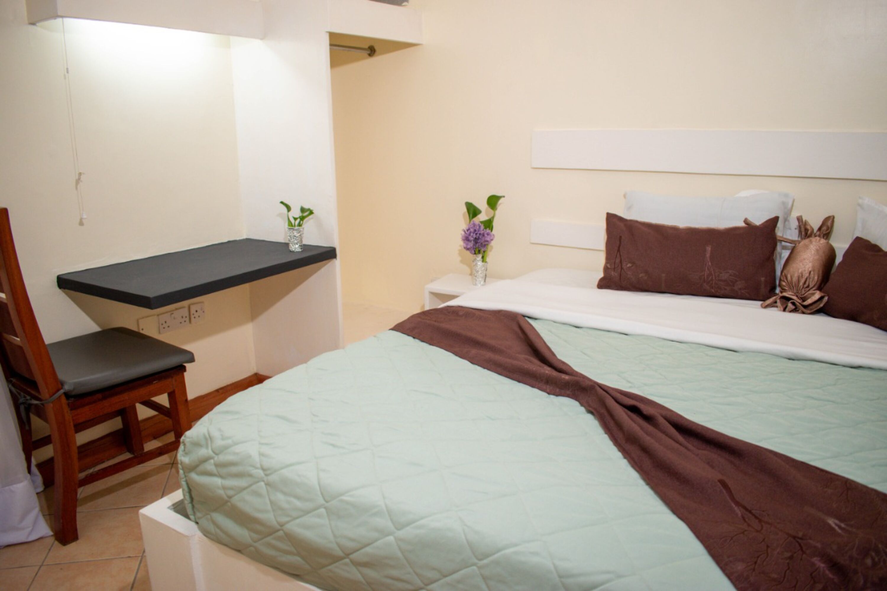 Ein Schlafzimmer mit einem Bett, einem Schreibtisch und einem Stuhl.