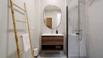 Quarto standard | Banheiro | Chuveiro, produtos de toalete grátis, secador de cabelo