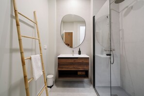 Phòng Tiêu chuẩn | Phòng tắm | Buồng tắm vòi sen, đồ dùng nhà tắm miễn phí, máy sấy tóc, khăn tắm 