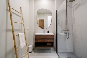 标准房 | 浴室 | 淋浴设施、免费洗浴用品、吹风机、毛巾