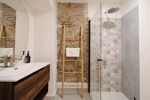 Traditional Room | Bathroom | Shower, free toiletries, hair dryer, towels - Cream Boutique Málaga (Málaga)