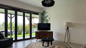 Villa, 3 chambres | Coin séjour | TV connectée