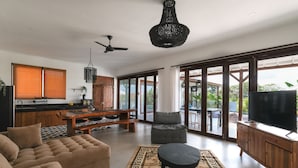 Villa, 3 chambres | Coin séjour | TV connectée