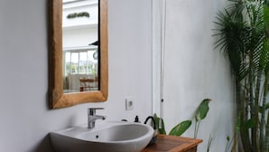 Villa, 3 chambres | Salle de bain | Douche, articles de toilette gratuits, sèche-cheveux