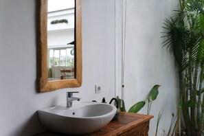 Villa, 3 Bedrooms | Bathroom | Shower, free toiletries, hair dryer, towels - Villa Roman & Alena Canggu (Canggu)