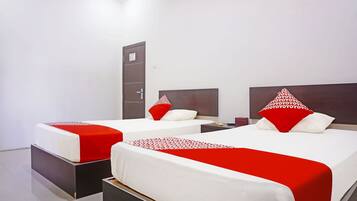 Deluxe Twin Room | Laptop workspace, bed sheets