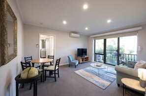 TV - Central to Everything Spacious 1 Bedroom Apartment (Armadale)