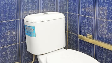 Deluxe Double Room | Bathroom | Shower, towels, soap, shampoo