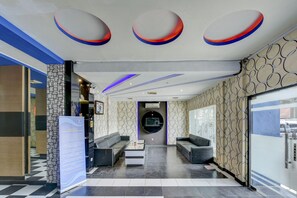 Reception - Super OYO 4010 Zaara Guest House Syariah (Padang)