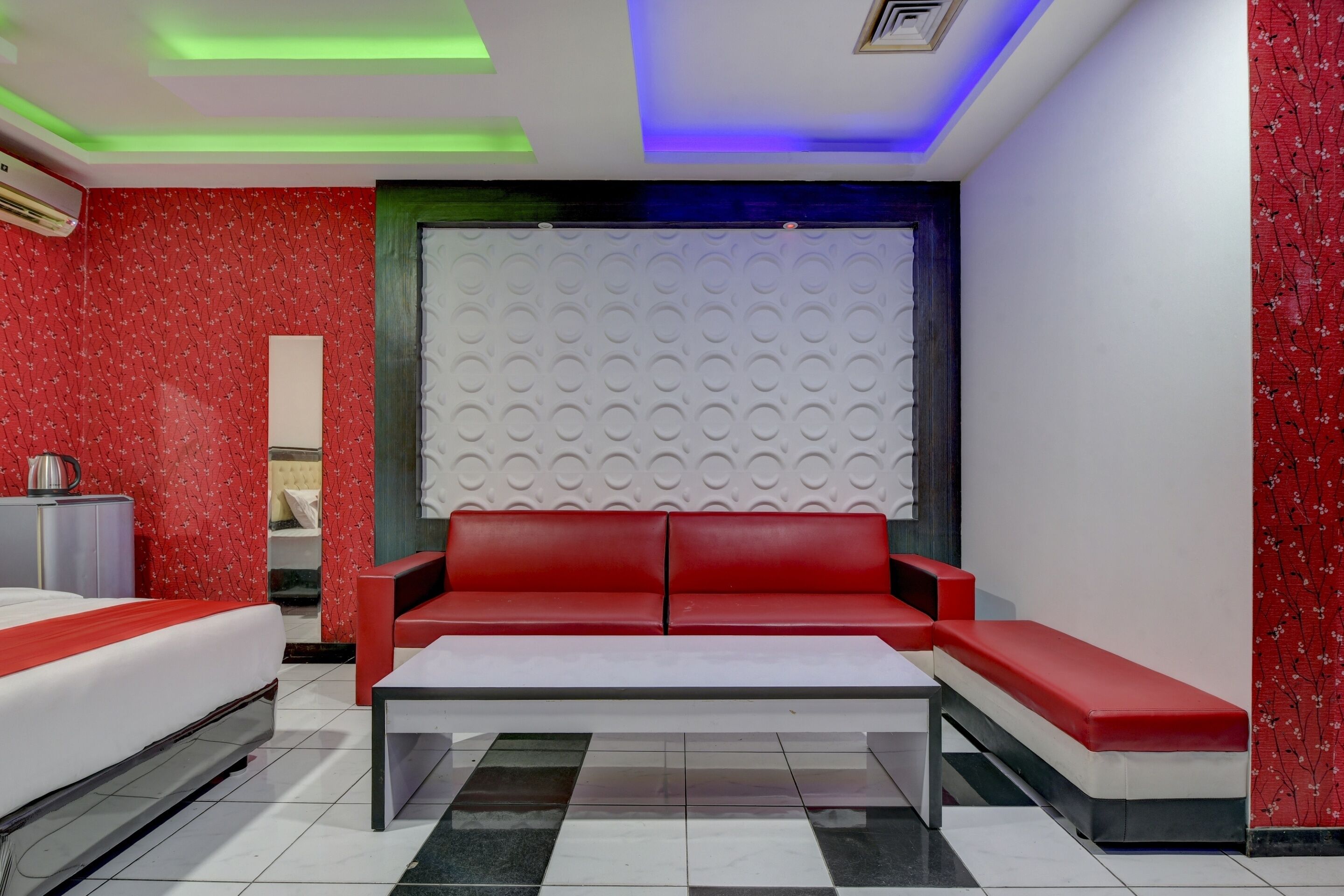 مكتب ومساحة عمل للكمبيوتر المحمول وواي فاي مجانًا وملاءات أسرّة