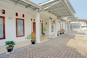 Vista frontal de la propiedad