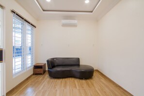 Lobby - Hotel O Adam Malik Guesthouse Near Stasiun Medan (Medan)