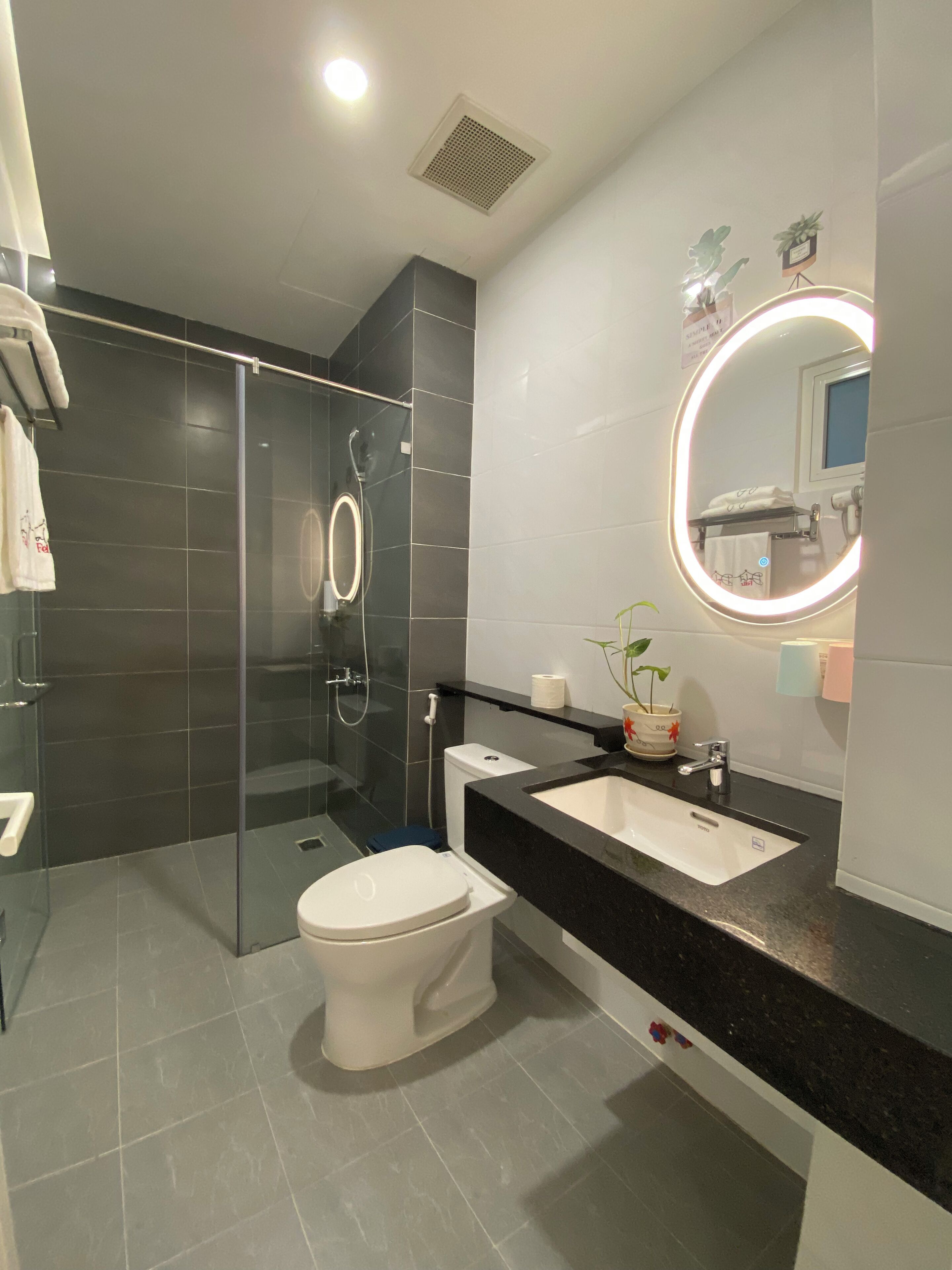 Standard Studio | Bathroom