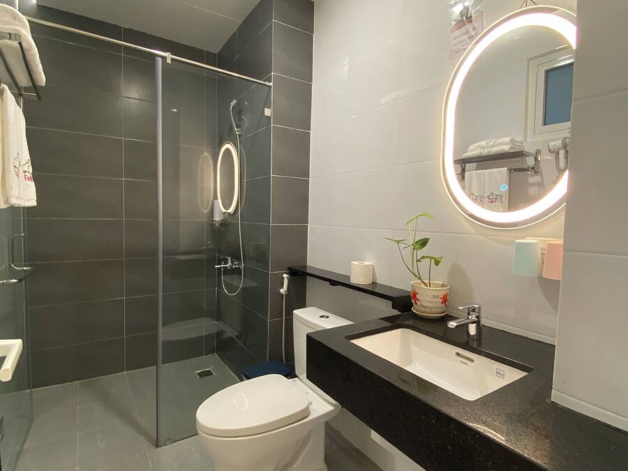 Standard Studio | Bathroom | Shower, free toiletries, hair dryer, slippers