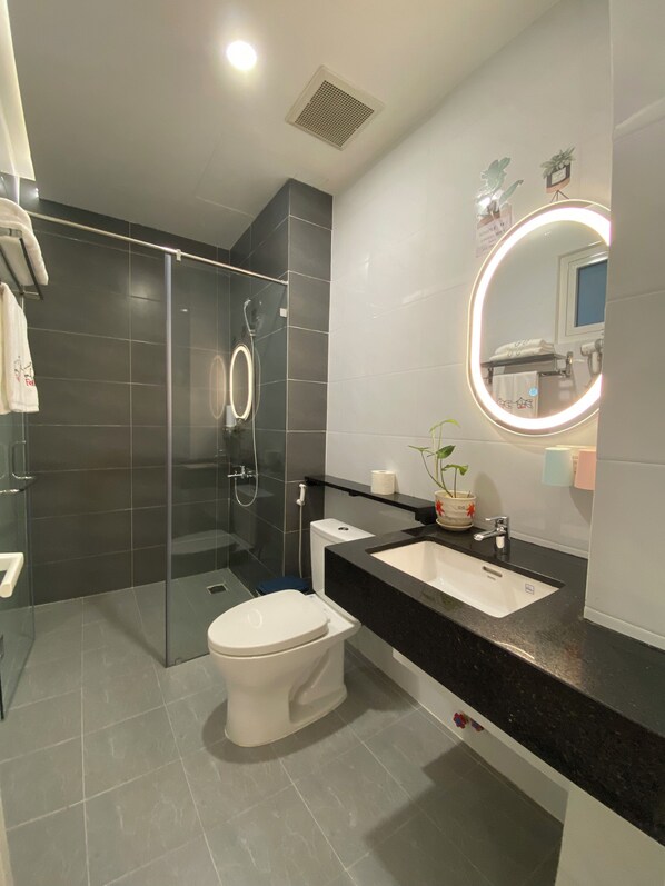 Studio Standard | Salle de bain | Douche, articles de toilette (gratuits), séchoir à cheveux, pantoufles