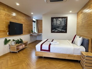 Deluxe Studio | Minibar, blackout drapes, soundproofing, iron/ironing board