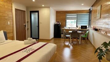 Deluxe Studio | Minibar, blackout curtains, soundproofing, iron/ironing board