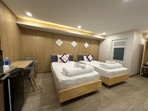Economy Twin Room | Minibar, laptop workspace, blackout curtains, soundproofing - Feliz Dalat Homestay (Da Lat)
