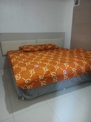Family Room | Individually decorated, blackout drapes, free WiFi, bed sheets - Rubikz Hostel & Cafe (Surabaya)