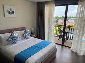 Literie hypoallergénique, bureau, fer et planche à repasser